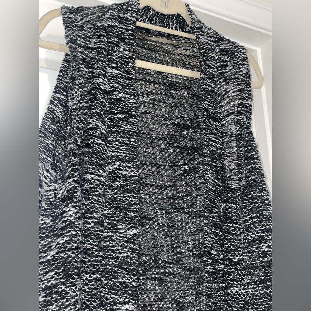Sleeve less cardigan knitted